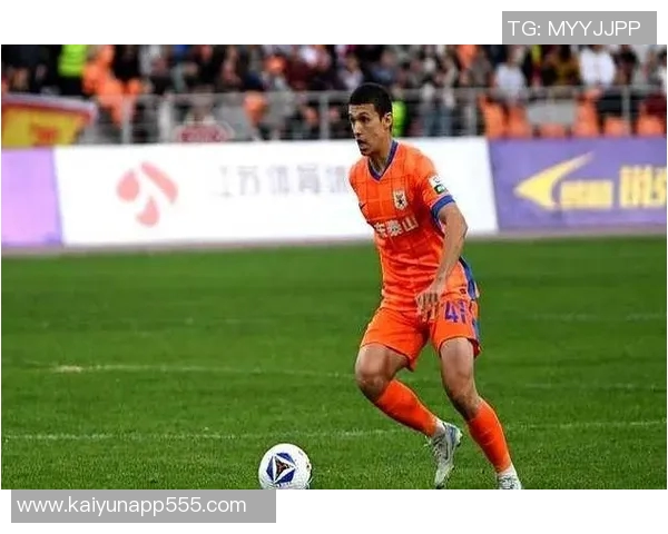 最后时刻U22国足角球争议鲍世蒙拔角旗杆遭黄牌处罚后幽默插回