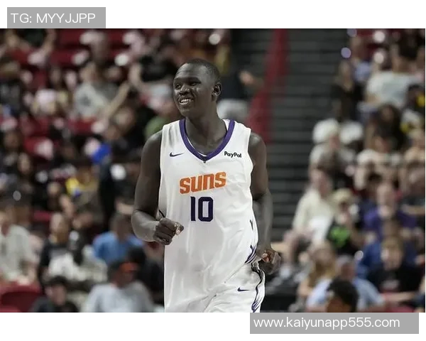 布克赞马卢阿奇表现出色积极拼搏与身体对抗令人印象深刻 布克赞马卢阿奇表现出色积极拼搏与身体对抗令人印象深刻